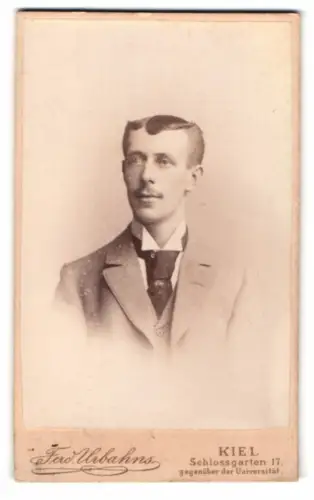 Fotografie Ferd. Urbahns, Kiel, Schlossgarten 17, Porträt eines jungen Mannes