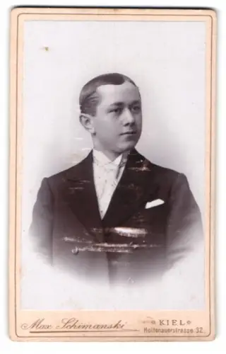 Fotografie Max Schimanski, Kiel, Holtenauerstrasse 32, Porträt eines jungen Mannes