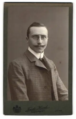 Fotografie Friedr. Haack, Jena, Am Gymnasium, Porträt eines Mannes mit Brille