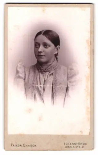 Fotografie Friedr. Baasch, Eckernförde, Nicolaistr. 47, Porträt einer jungen Frau