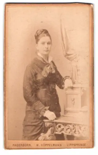 Fotografie W. Köppelmann, Paderborn, Porträt einer eleganten Dame