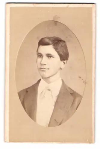 Fotografie Chas. A. Sayler, Reading, Sixth & Penn Sts, Porträt eines jungen Mannes