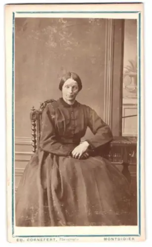 Fotografie Ed. Cornefert, Montdidier, Sitzende Dame in traditioneller Kleidung
