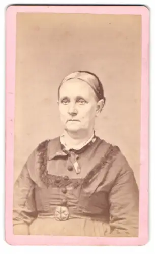 Fotografie J. S. Sayre, Des Moines, N.W. Cor. Walnut and East Fifth Street, Ältere Dame im Porträt