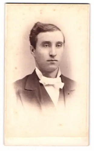 Fotografie Lewiss, Des Moines, Corner of Fifth and Walnut Sts, Porträt eines jungen Mannes
