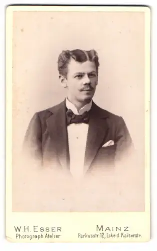 Fotografie W. H. Esser, Mainz, Parkusstr. 12, Eleganter Herr mit Schnurrbart