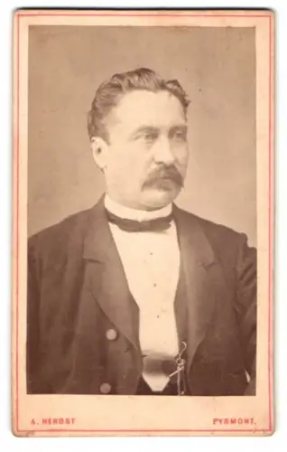 Fotografie A. Herbst, Pyrmont, Portrait eines Mannes mit Schnurrbart