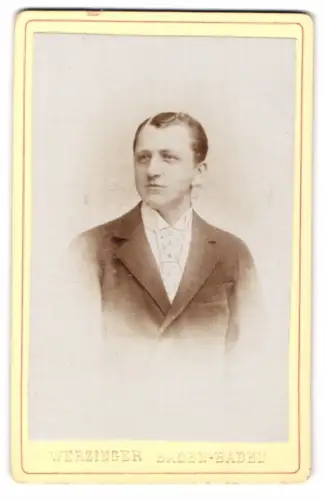 Fotografie Werzinger, Baden-Baden, Porträt eines eleganten Herrn