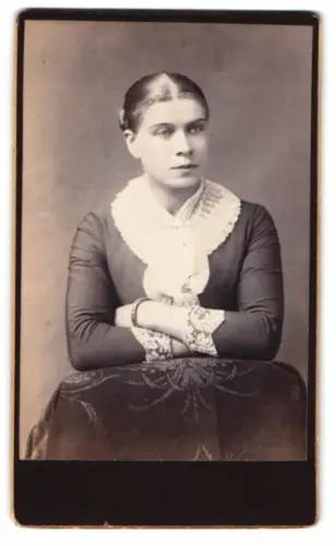 Fotografie J. H. New, Cohoes /N. Y., Junge Frau mit Spitzenkragen