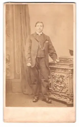 Fotografie Lawrie & Mitchell, Edinburgh, 25 North Bridge, Herr in Anzug im Atelier