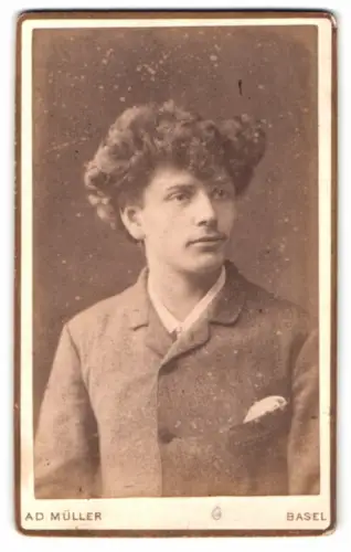 Fotografie Ad. Müller, Basel, St. Clarastrasse 5, Porträt eines jungen Mannes