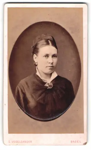 Fotografie S. Vogelsanger, Basel, St. Johannvorstadt 35, Porträt einer jungen Frau