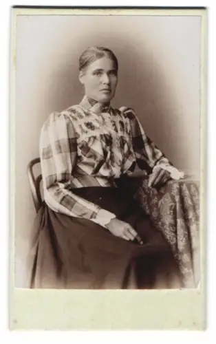 Fotografie J. Reichling, Augsburg, Sitzende Frau in kariertem Kleid