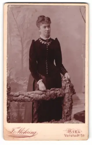 Fotografie Fe. Möhring, Kiel, Vorstadt 5b, Frau in elegantem Kleid
