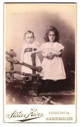 Fotografie Atelier Heinz, Frankfurt am Main, Brückenstrasse 54, Milli und Fidi Königsbrügge 1899