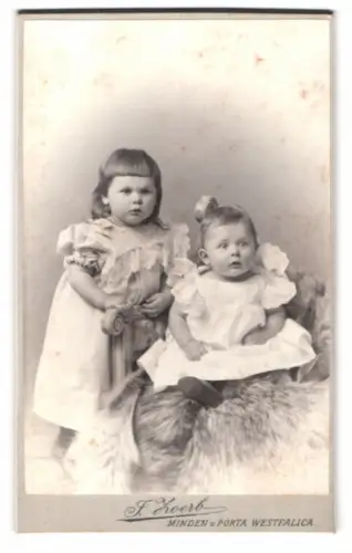 Fotografie J. Zoerb, Minden, Marienwallstrasse 1, Zwei Kinder in eleganter Kleidung