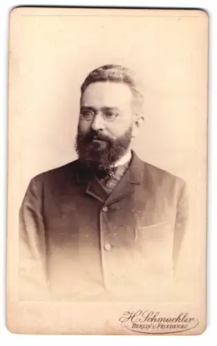 Fotografie H. Schmückler, Berlin, Königstr. 52, Portrait eines Mannes mit Brille und Bart