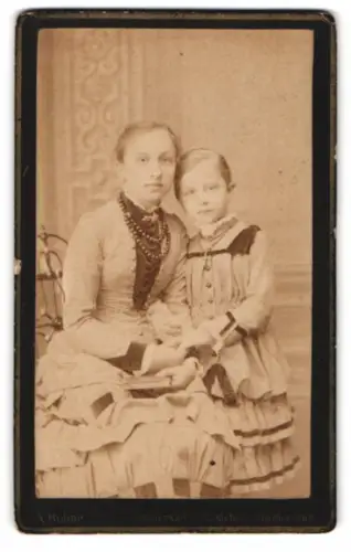 Fotografie Albert Bohne, Aschersleben, Markt 25, Frau mit Kind in eleganter Kleidung