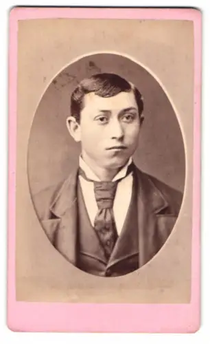 Fotografie Otto Schaub, Des Moines, Walnut Street 302, Porträt eines jungen Mannes