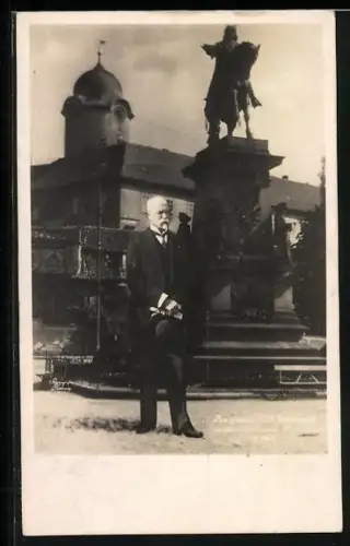 AK Präsident Masaryk (TGM) vor einem Reiterstandbild