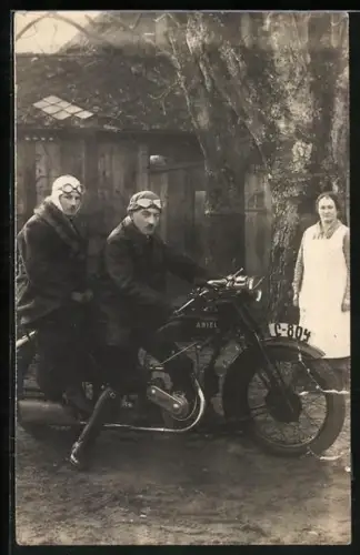 Foto-AK Zwei Männer posieren auf einem Ariel Motorrad