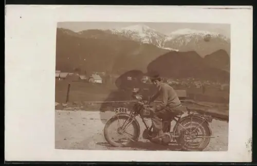 Foto-AK Junge Frau auf Motorrad mit Kennzeichen C 866 vor Hochgebirgspanorama