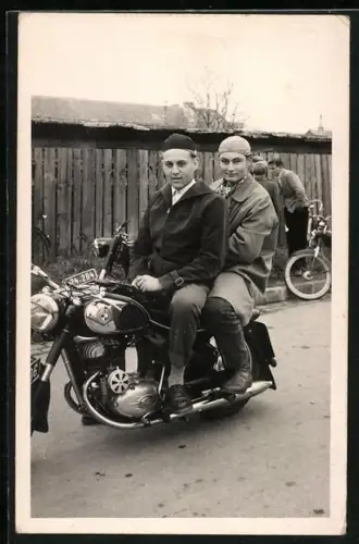 AK Zwei Männer auf Puch-Motorrad