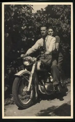 Foto-AK Paar auf einem Puch Motorrad