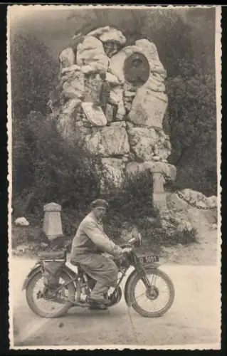 Foto-AK Mann mit Puch-Motorrad auf dem Pass Lueg am Struber-Denkmal