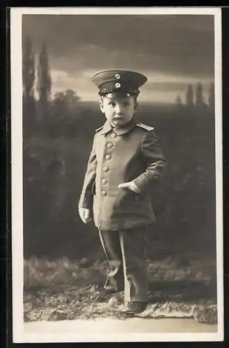 AK Kleiner Junge in Offiziersuniform mit Schirmmütze