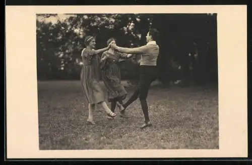 AK Zwei junge Frauen und Mann tanzen im Reigen