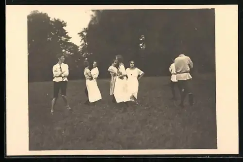 AK Junge Frauen und Männer beim Tanz auf einer Wiese