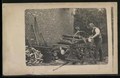Foto-AK Arbeiter sägt Baumstämme, Forstwirtschaft