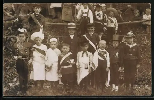 Foto-AK Kleine Soldaten in Uniform mit Pickelhaube