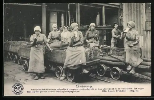 AK Charbonnage, Groupe de rouleuses non préposées à la manoeuvre des chariots..., Kohlearbeiterinnen am Schacht