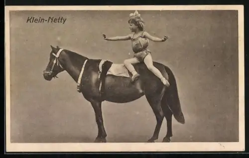 AK kleine Zirkusartistin sitzt auf einem Pferd