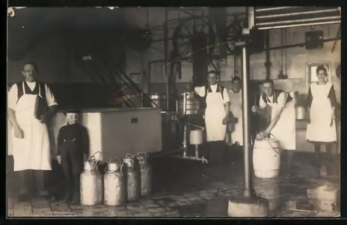 Foto-AK Arbeiter füllen Milch ab, Viehzucht