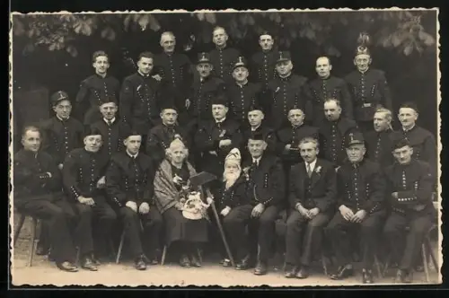 Foto-AK Gruppenbild von Bergarbeitern in Uniform, Bergbau