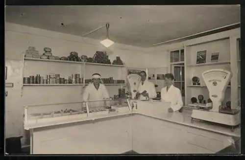 Foto-AK Verkäufer im Lebensmittelgeschäft