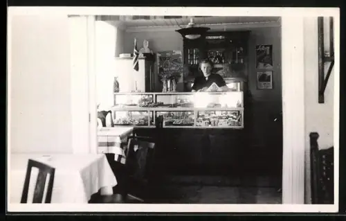 Foto-AK Verkäuferin im Lebensmittelgeschäft