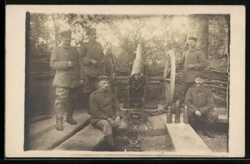 Foto-AK Soldaten der Artillerie mit Kanone