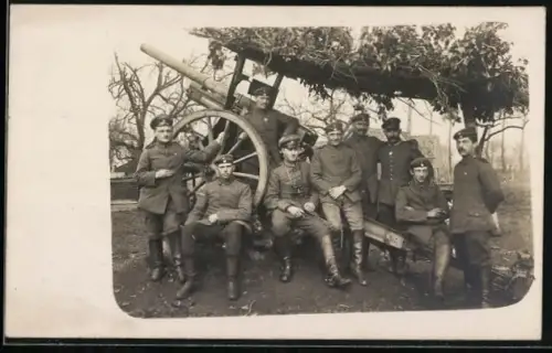 Foto-AK Soldaten der Artillerie mit Kanone, I. Weltkrieg