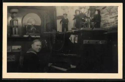 Foto-AK Matrose am Klavier vor Radio