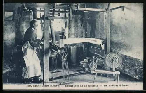 AK Charlieu /Loire, Industrie de la Soierie, Le métier à bras, Teppichweberin bei der Arbeit