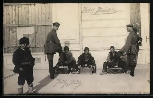 Foto-AK Soldaten lassen sich von Schuhputzern bedienen