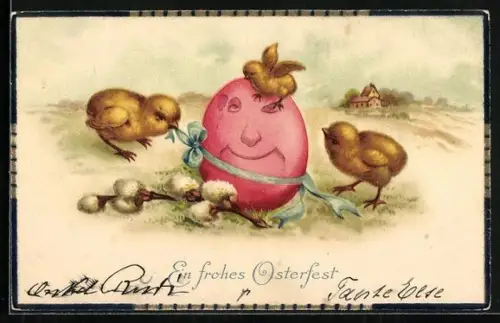 AK Osterküken spielen mit einem Osterei mit Gesichtszügen