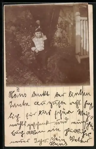 AK Kleiner Junge in Husarenuniform, auf blanko Postkarte aufgeklebtes Foto