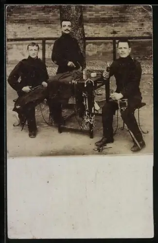 AK Drei Schuhmacher bei der Arbeit