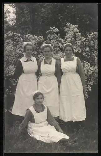 AK Vier Krankenschwestern in einem Garten