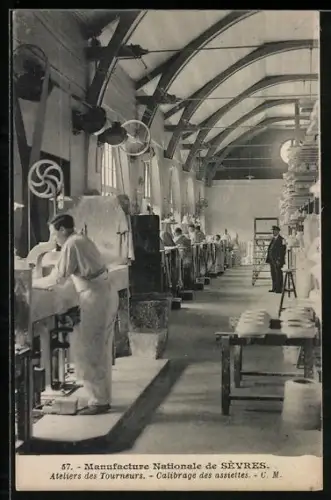 AK Sèvres, Manufacture Nationale, Atelier des Tourneurs, Calibrage des assiettes, Töpfer